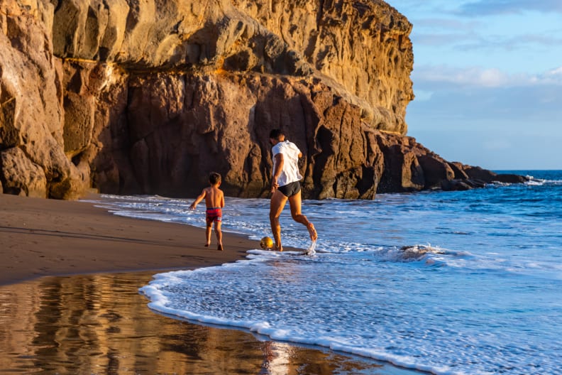 Mann mit Kind am Strand auf Gran Canaria, Spanien