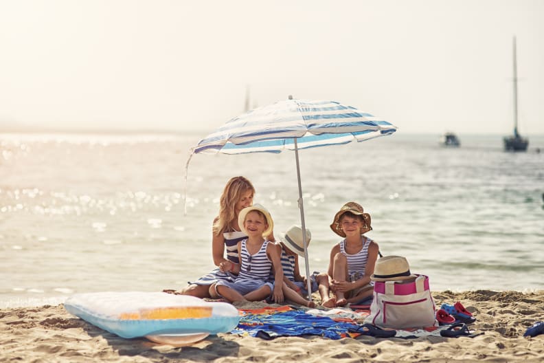 Mutter mit Kindern am Strand auf Mallorca, Spanien