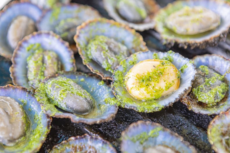 Gebratene Napfschnecken, typisches Gericht auf Lanzarote