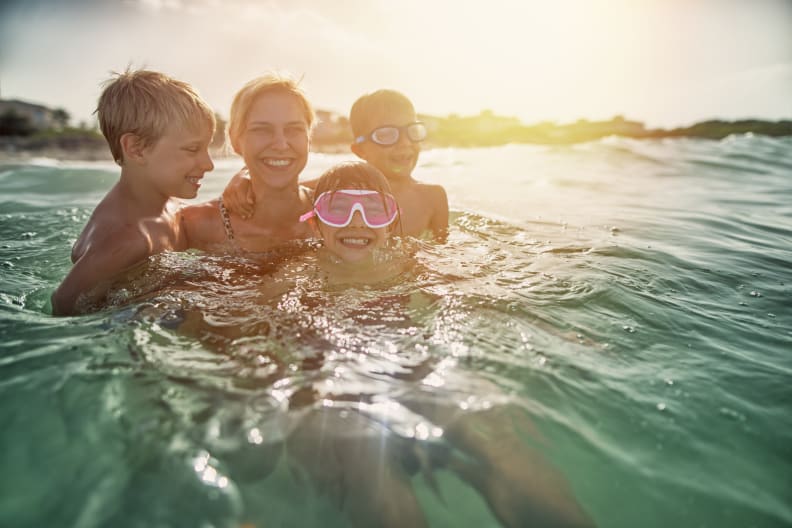 Familie im Meer auf Mallorca, Spanien