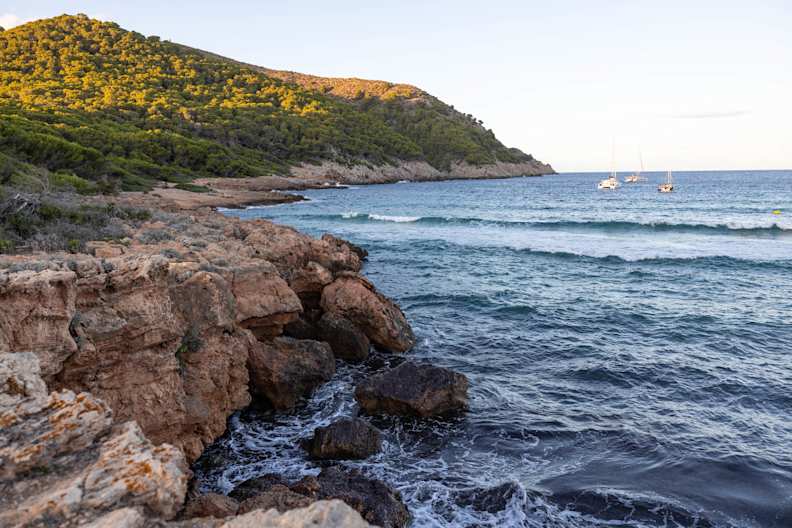 Felsen in der Bucht Cala Agulla auf Mallorca, Spanien