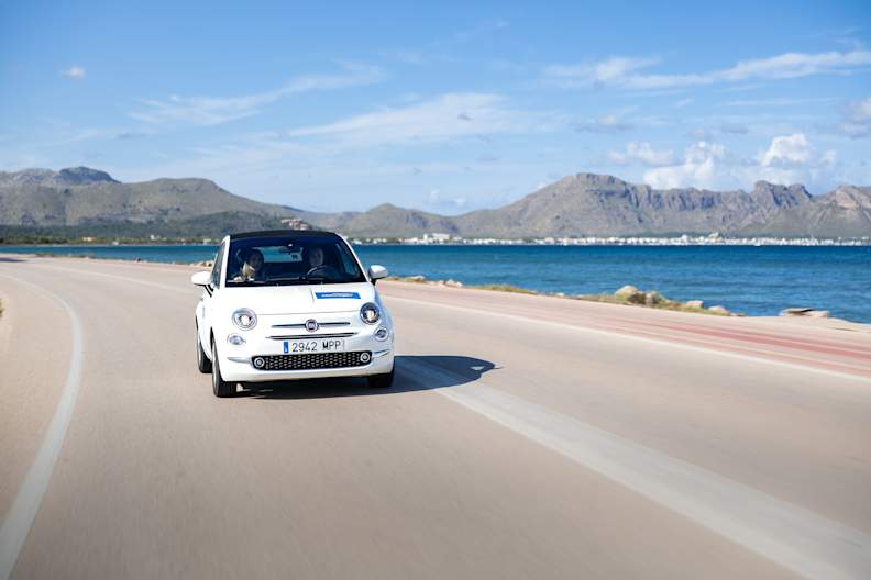 Mietwagen fährt am Meer entlang auf Mallorca, Spanien