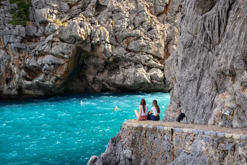 Zwei Frauen genießen die Aussicht auf den Torrent de Pareis auf Mallorca, Spanien