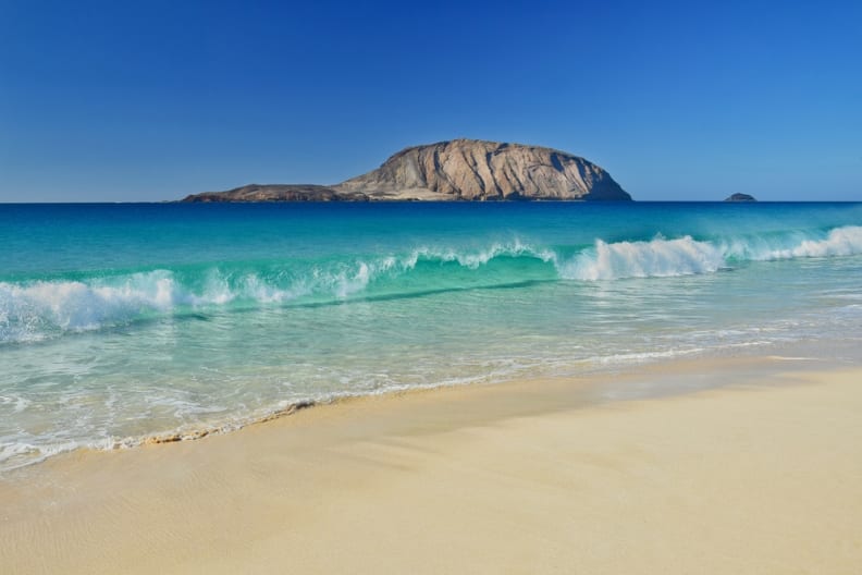 Wellen am Playa de las Conchas auf la Graciosa © Shutterstock - SannePhoto