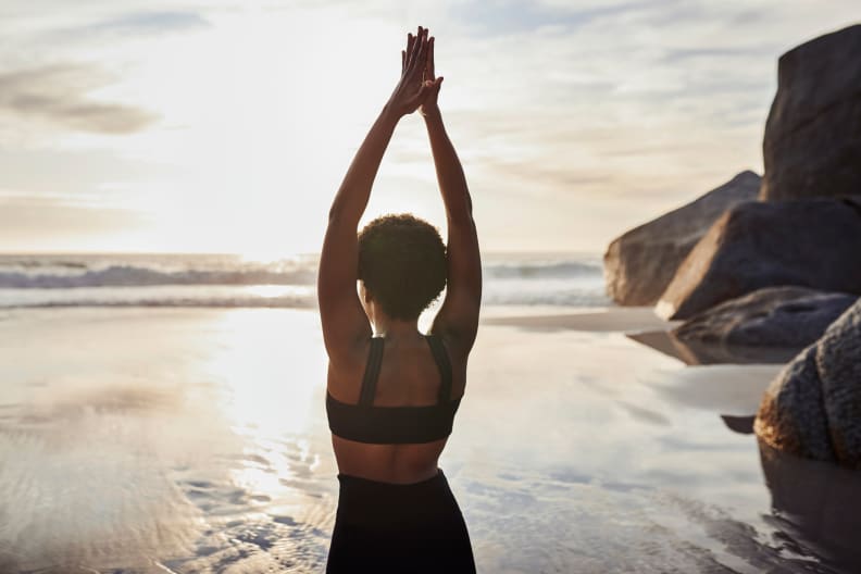 Yoga am Strand mit Blick auf das Meer
