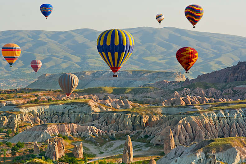 Bunte Heißluftballons über einer Felsenlandschaft