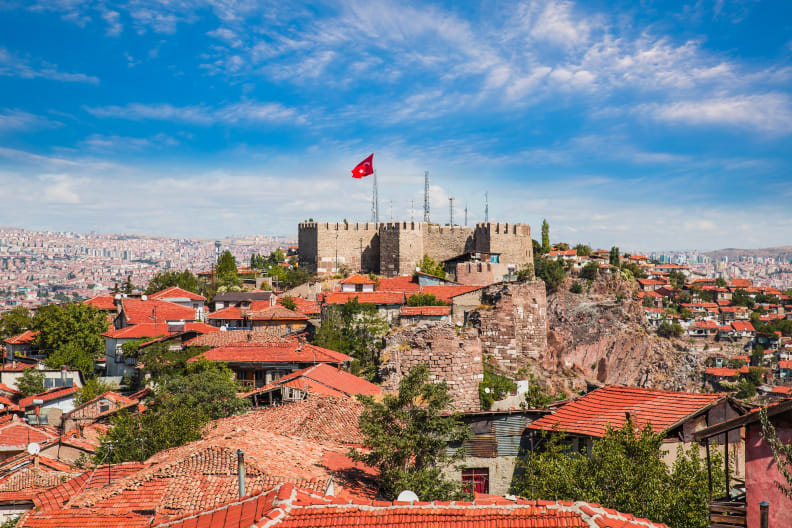 Zitadelle auf einem Hügel umgeben von Häusern mit roten Dächern