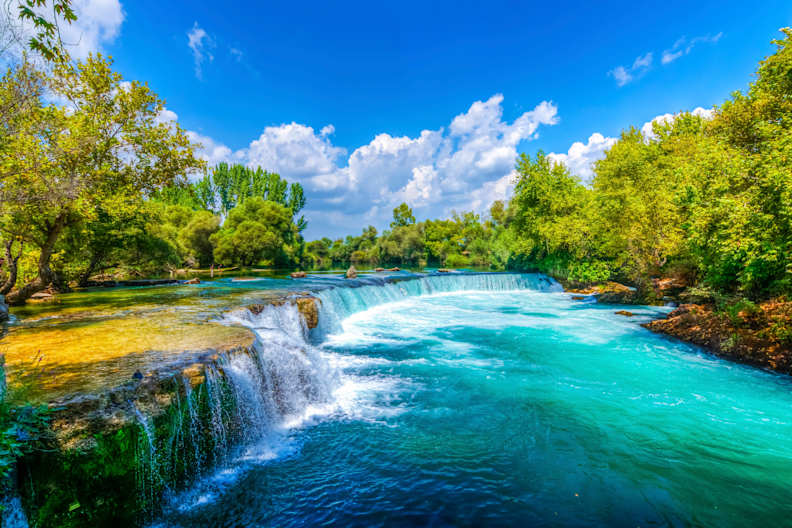Blick auf einen Wasserfall umgeben von Bäumen