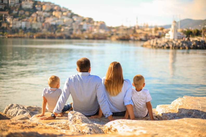 Familie sitzt am Meer, Türkei