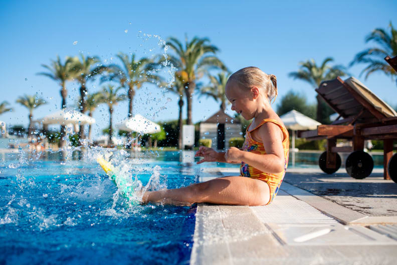 Glückliches Kind am Pool, Türkische Riviera
