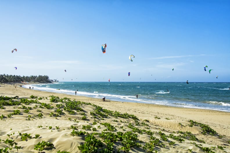 Kiteboarding am Strand von Cabarete, Dominikanische Republik