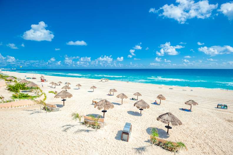 Ein Strand mit Strohschirmen
