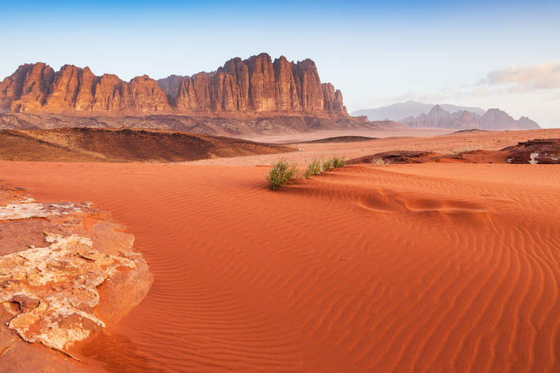 Eine Wüste mit orangenem Sand