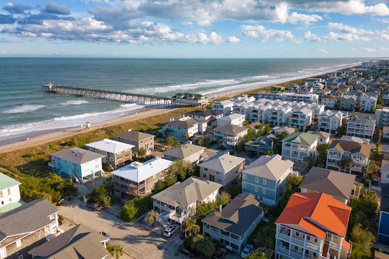 Aussicht auf die Ferienhäuser am Wrightsville Beach, North Carolina, USA © Shutterstock | Felix Mizioznikov