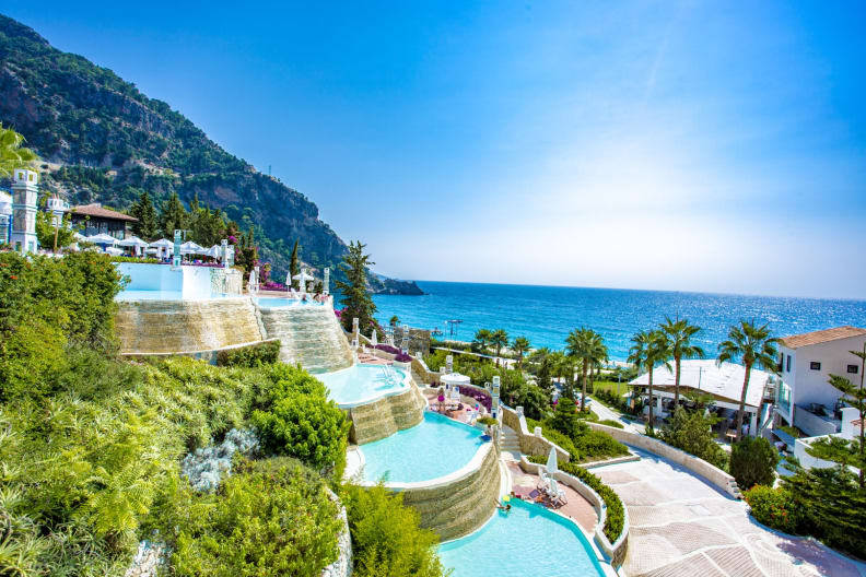 Mehrere Poolbecken im Hotel Lydia Lykia mit Meerblick in der Türkei