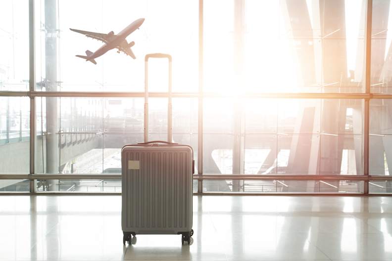 Koffer am Flughafen-Gate