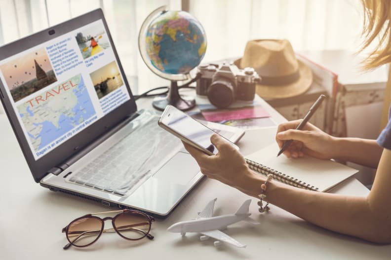 Urlaubsplanung und Recherche am Laptop