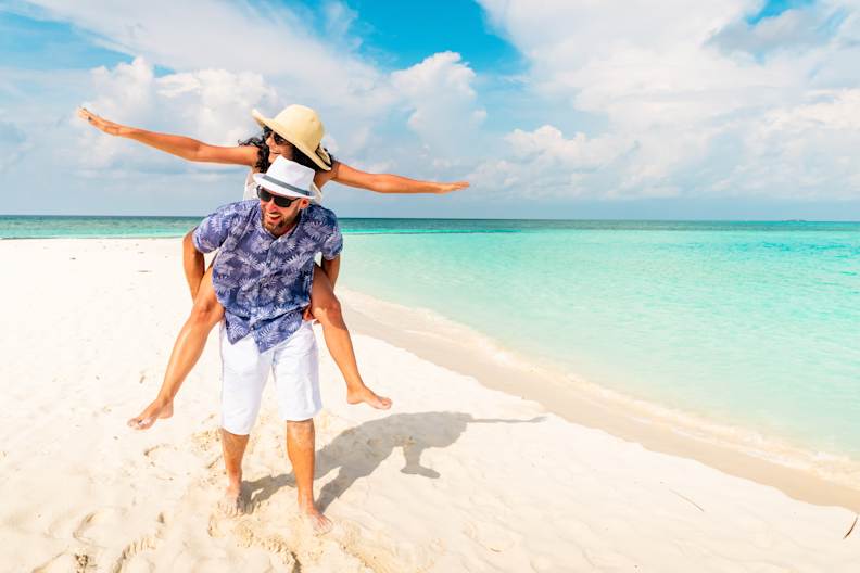 Mann und Frau freue sich am Strand.