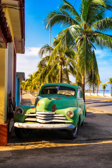 Alter roter amerikanischer Oldtimer auf Kuba ©iStock.com/zodebala