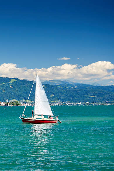 Boot auf dem Bodensee, bewaldete Hügel im Hintergrund