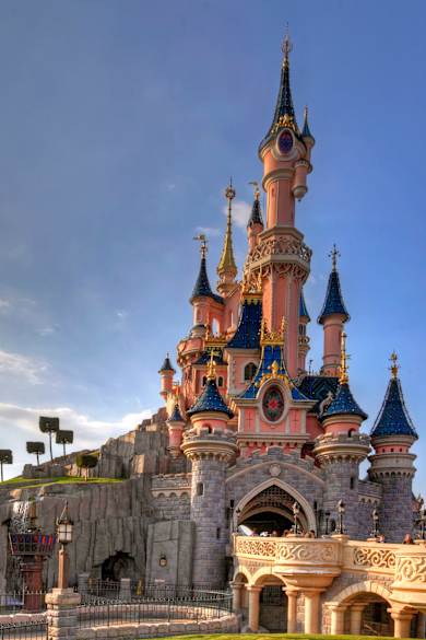 Ein pinkes Schloß mit hohem Turm