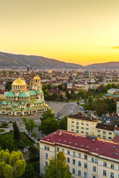 Drohnenaufnahme der Innenstadt von Sofia, St. Alexader Nevski Kathedrale in der Mitte © iStock.com/Media Trading Ltd