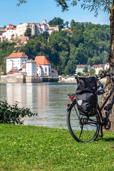 Fahrrad an der Donau, Passau, Deutschland © Animaflora/iStock / Getty Images Plus via Getty Images