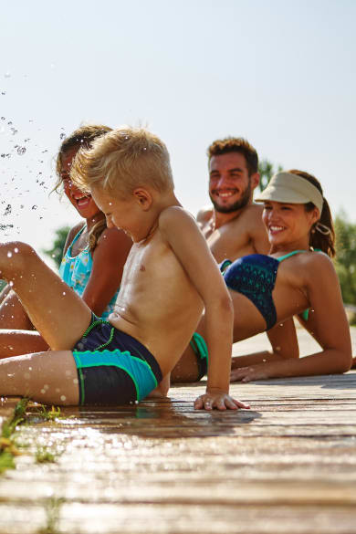 Badespaß mit der Familie © Robert Kneschke - stock.adobe.com