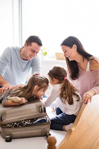 Beim Packen steigt die Vorfreude auf den Urlaub © stock.adobe.com - Halfpoint