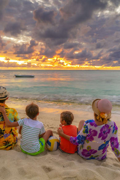 Familie am Strand ©Roberto Moiola / Sysaworld/Moment via Getty Images