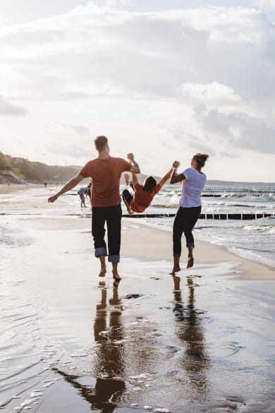 Eine Familie am Ostsee-Strand @ hemminetti - stock.adobe.com