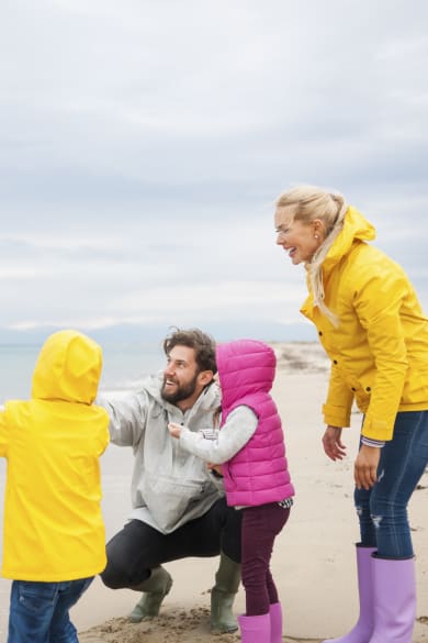 Familie an der Ostsee © Vesnaandjic/E+ via Getty Images