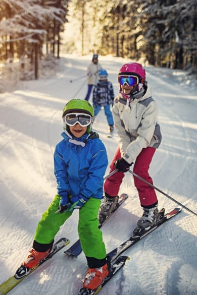 Familie fährt Ski © Imgorthand/E+ iStock / Getty Images Plus via Getty Images
