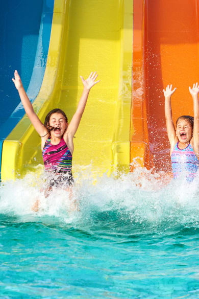Familie hat Spass beim Rutschen © Sebastian Condrea/moment via Getty Images