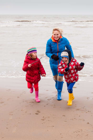 Familie in Regenkleidung ©DNHanlon/iStock / Getty Images Plus via Getty Images