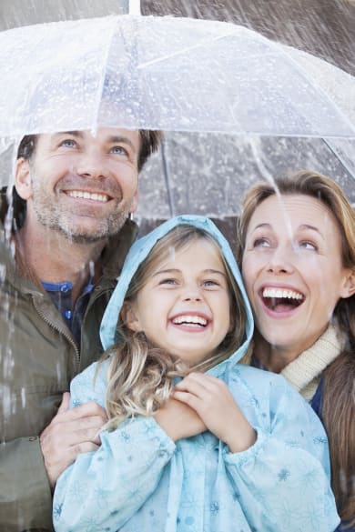 Familie unter Regenschirm © Chris Ryan/iStock / Getty Images Plus via Getty Images