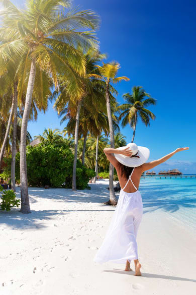 Frau am Strand, Malediven © SHansche/iStock / Getty Images Plus via Getty Images