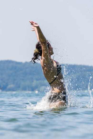 Eine Frau beim Baden im Bodensee © AK-Snapshot – stock.adobe.com