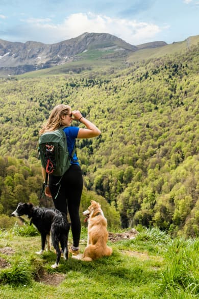 Frau wandert mit Hunden in Frankreich © DEBOVE SOPHIE/iStock / Getty Images Plus via Getty Images
