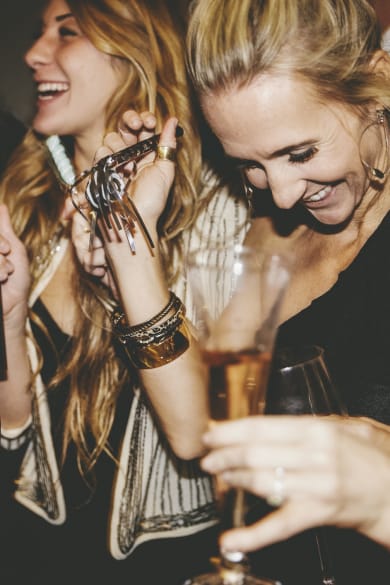 Frauen haben Spaß im Club © The Good Brigade/DigitalVision via Getty Images