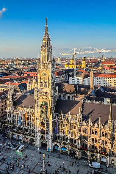 Frauenkirche und Rathaus München © mbell/Moment via Getty Images