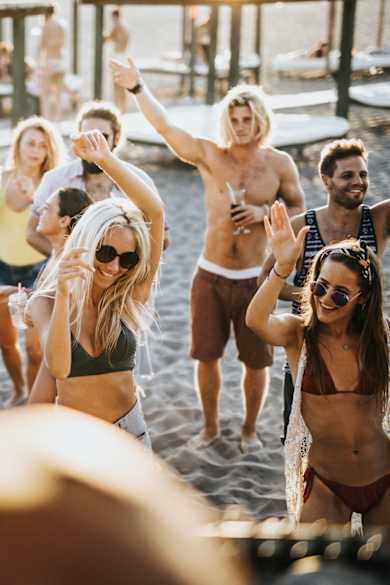 Freunde auf einer Beach Party ©skynesher/E+ via Getty Images