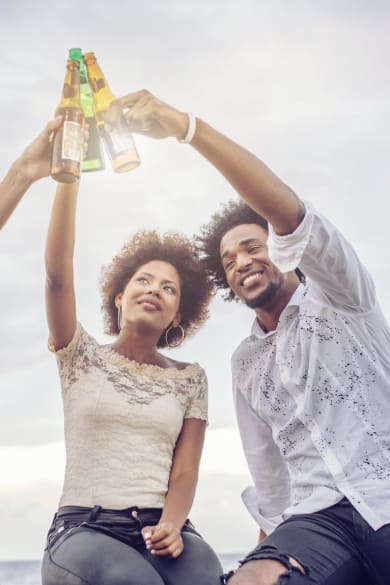 Freunde feiern gemeinsam auf Kuba © golero/E+ via Getty Images