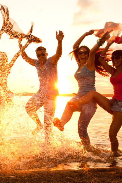 Freunde feiern am Strand © yanlev - stock.adobe.com