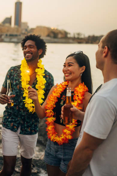 Freunde trinken Bier gemeinsam © Kosamtu/E+ via Getty Images