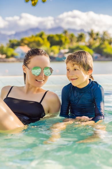 Glückliche Familie, die sich im Sommerurlaub entspannt ©iStock.com/galitskaya