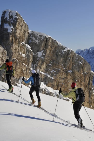 Gruppe von Personen läuft Ski in den Dolomiten © iStock.com/Gorfer