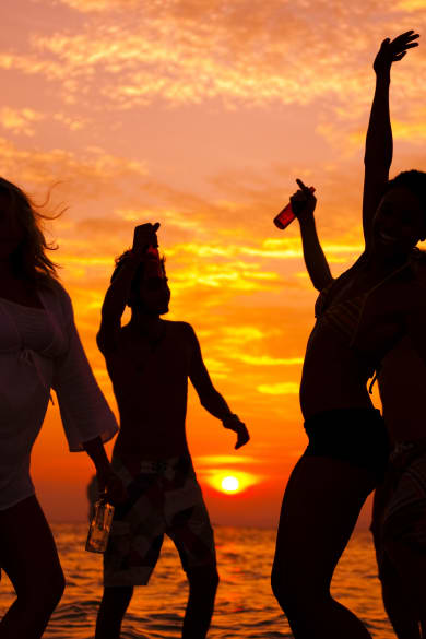 Gruppe beim Tanzen bei Sonnenuntergang