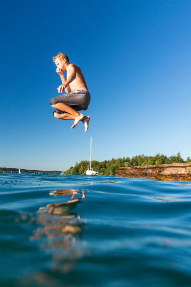 Junge springt in See © mmphoto - stock.adobe.com