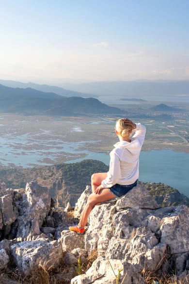 Junges Mädchen mit Blick auf Iztuzu Beach und Panoramablick vom Berg ©iStock.com/Carmian